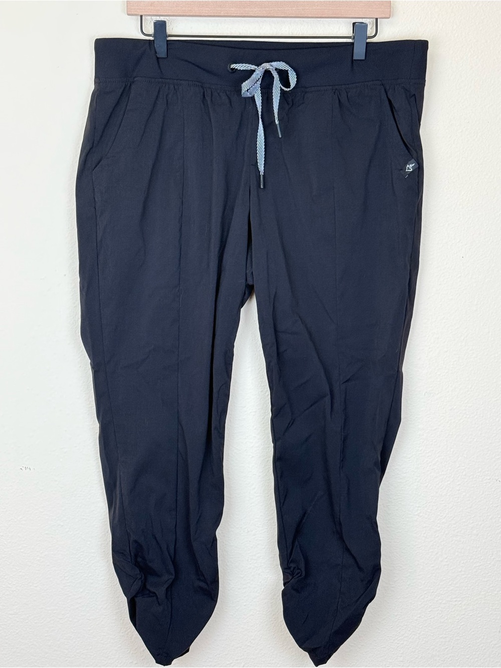 TORRID ACTIVE Capri PANT Black 0 US L/12 HAPPY CAMPER CROP